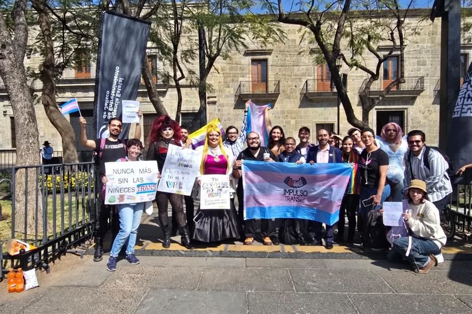 Integrantes del Colegio de Profesionales de la Psicología y asociaciones como Impulso Trans y Casa de las Muñecas Tiresias se manifestaron para exigir que reconozcan a las infancias trans.