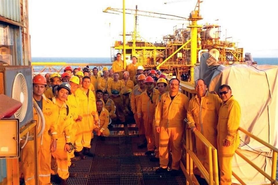 Trabajadores de la plataforma Pol-Alfa en Campeche.