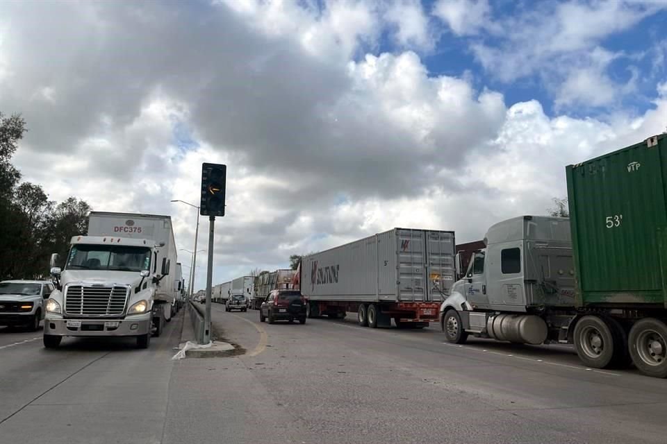 En el cruce fronterizo Mesa de Otay, en Tijuana, se registran largas filas de autos.