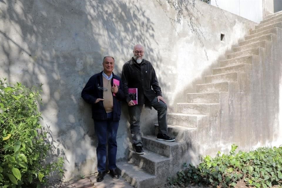 El historiador Xavier Guzmán Urbiola, autor del libro, y Guillermo Eguiarte, director de la Casa Estudio Luis Barragán.