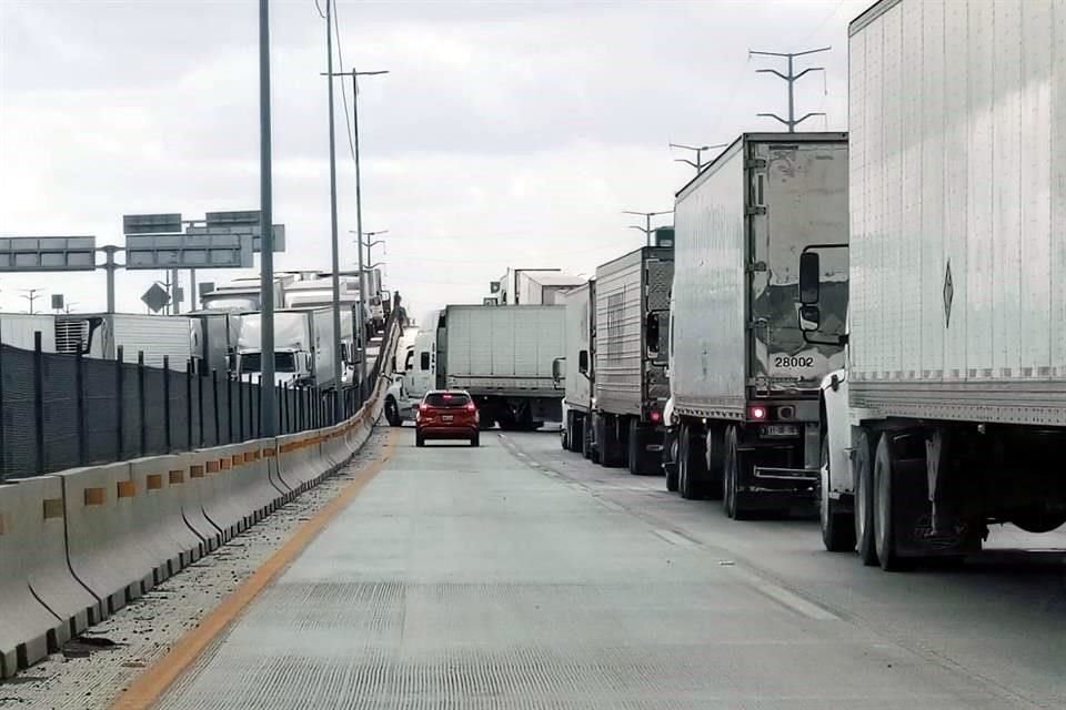 Desde las 18:00 horas del lunes comenzó la actualización en el software, lo que provocó que se formaran largas filas de tráileres en la zona cercana a la aduana de Reynosa.