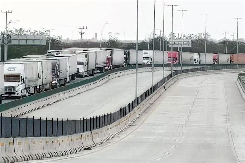 Las filas que se han formado llegan del acceso a la aduana hasta el Libramiento Reynosa-Río Bravo y casi la conexión con la Carretera San Fernando.