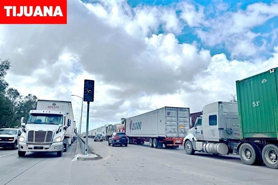 En el cruce fronterizo Mesa de Otay, en Tijuana, se registran largas filas de autos.