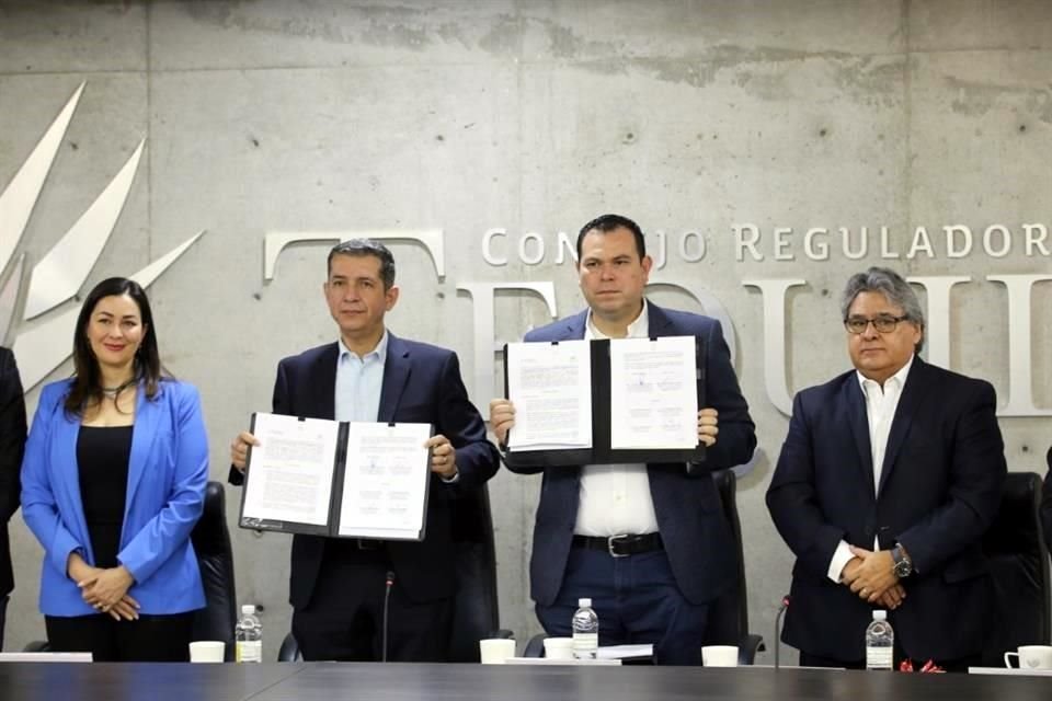 Firma de convenio entre CUCEA y el CRT.