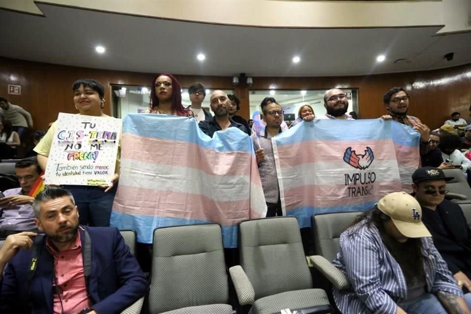 Activistas acudieron a la sesión en el Congreso.