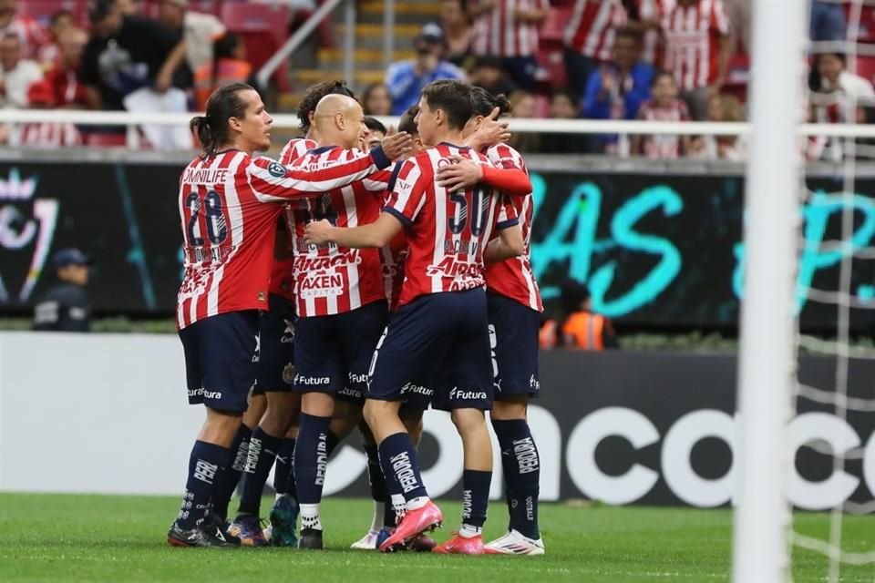 Chivas avanza en la Copa de Campeones de la Concacaf, en donde enfrentará al América.