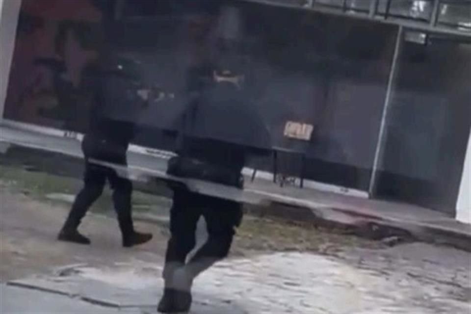 Alumnos de la Escuela Normal Rural Miguel Hidalgo, en Atequiza, acusan que policías estatales irrumpieron en el marco de un paro.