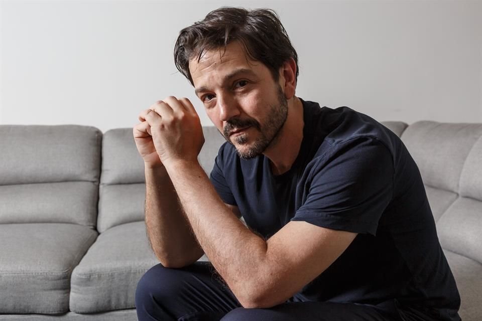 Diego Luna llevará al cine 'Ceniza en la Boca', novela de Brenda Navarro, con Anna Díaz y Adriana Paz como protagonistas.