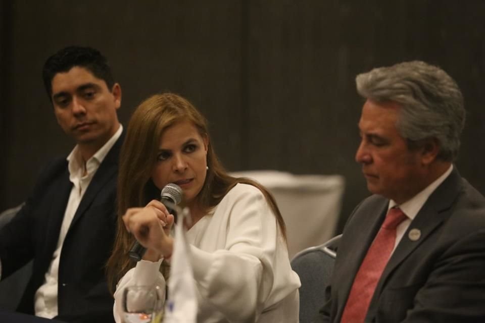 Mario Gutiérrez Treviño, vice presidente COMCE de Occidente; Karla Planter Pérez, Rectora electa de la Universidad de Guadalajara y Miguel Ángel Landeros, presidente de COMCE de Occidente.