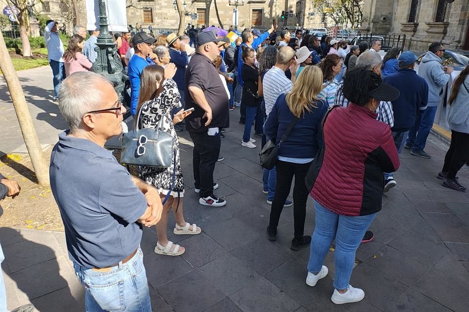 Un centenar de personas se dio cita en Palacio de Gobierno.