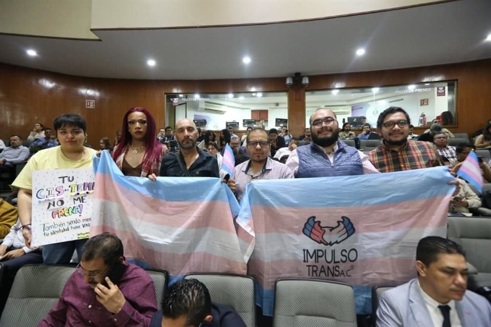 Grupos de la diversidad sexual acudieron ayer a la sesión del Congreso del Estado para defender el derecho de los menores de edad tener un acta de nacimiento cambiando su género.