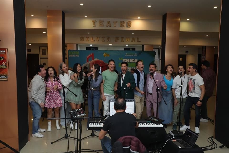 El elenco de 'La Chica del Bikini Azul' presentó adelanto del musical que estrena el 7 de marzo, con canciones de Luis Miguel y sorpresas.