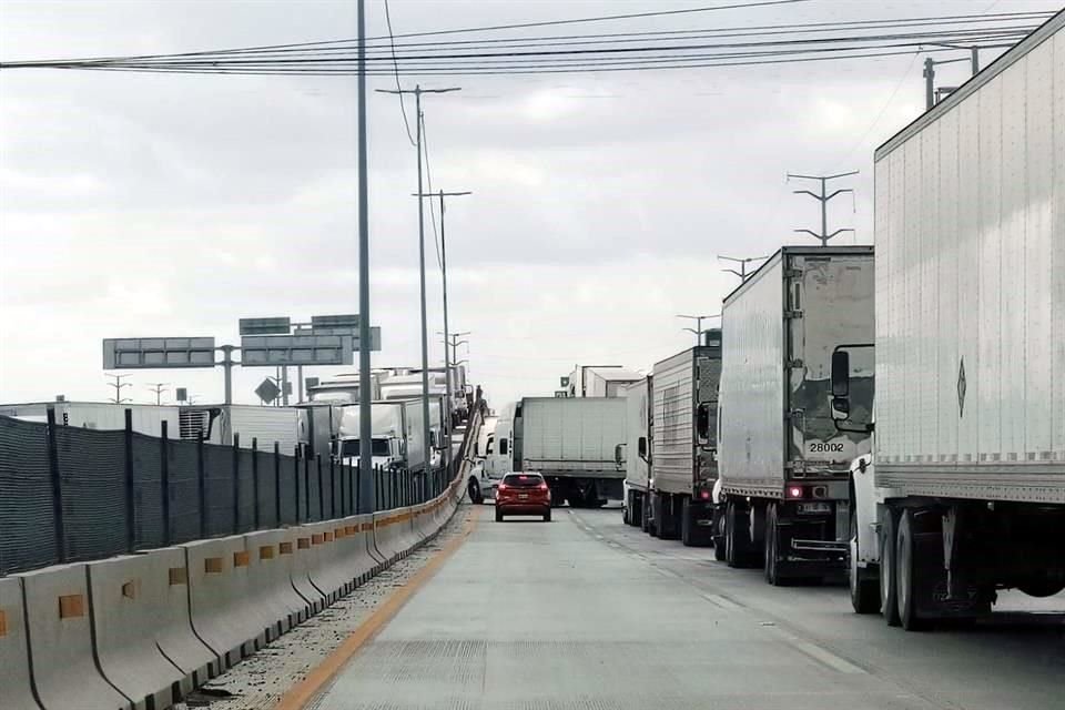 Hasta este mediodía empezaba a notarse el avance de los tractocamiones varados en las filas de acceso a la Aduana del Puente Internacional Reynosa-Pharr.