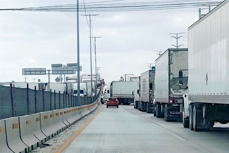 Presidente nacional de la Canacar, Miguel Ángel Martínez, detalló que las unidades no solo están detenidas en la frontera norte, sino también en los puertos y en los patios de las empresas.