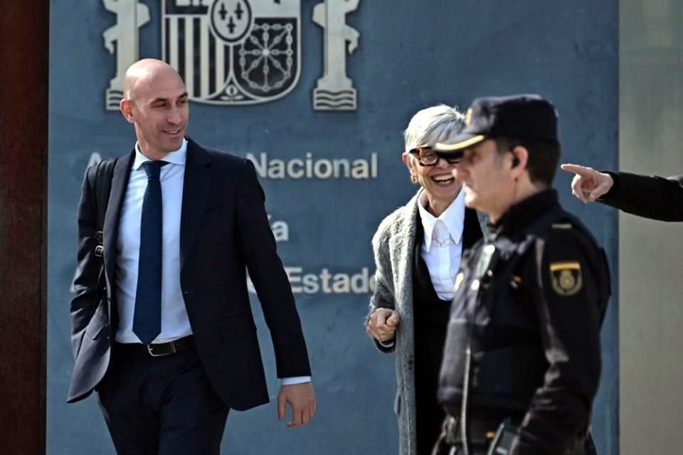 El ex presidente de la RFEF sostiene que fue un beso consensuado.