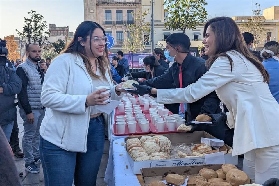 Fueron repartidos 5 mil picones, mil 500 litros de chocolate y mil rosales