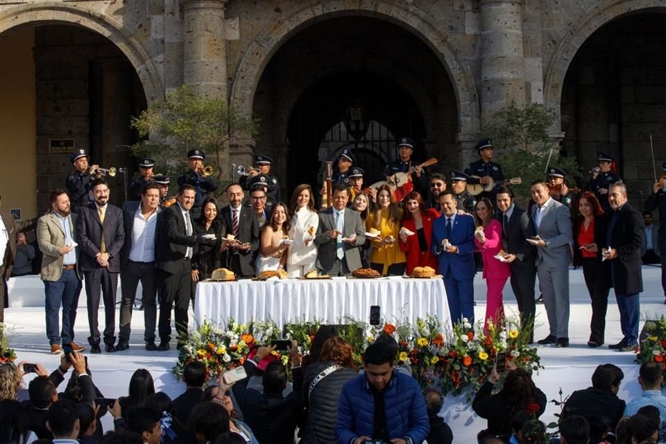 Entre las autoridades que asistieron al festejo estaban Verónica Delgadillo, Pablo Lemus y Francisco Ramírez.