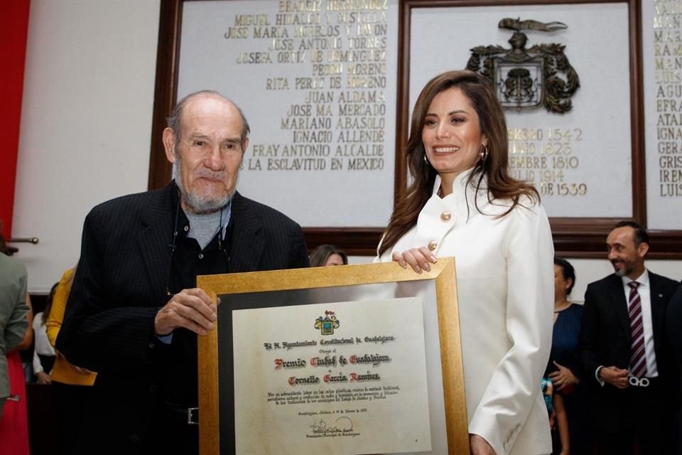 El Ayuntamiento de Guadalajara también entregó el Premio Ciudad de Guadalajara a Cornelio García