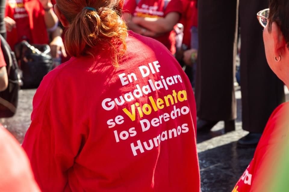 El 16 de enero trabajadores del DIF Guadalajara se manifestaron afuera del Palacio Legislativo para acusar que se violentaba sus derechos.