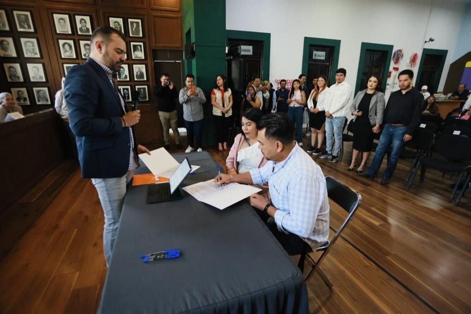 Matrimonio colectivo oficiado por el Alcalde de Tlajomulco, Gerardo Quirino Velázquez Chávez, en el inicio de la campaña 'Siempre juntos'.