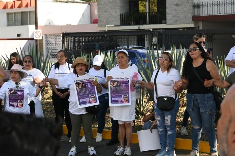 Familiares y amigos de Elizabeth Pérez se manifestaron el 9 de febrero en Casa Jalisco para llamar la atención sobre el juicio.