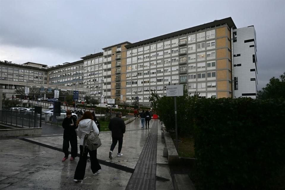 Fuera del hospital este sábado, grupos de personas se reunían bajo una famosa estatua de Juan Pablo II para rezar por Francisco.