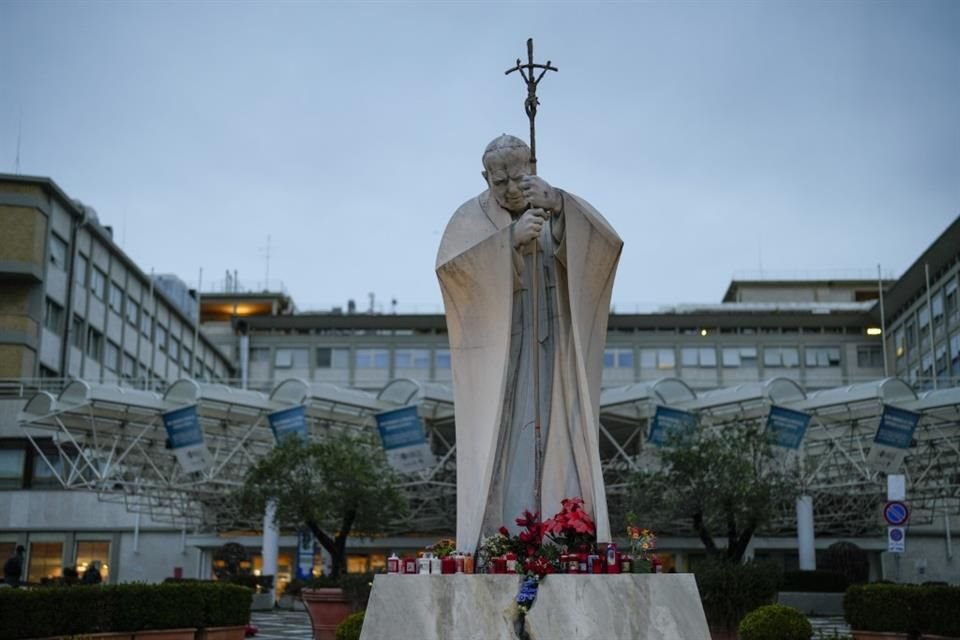 El Vaticano dijo ayer por la noche que las pruebas diagnósticas indicaban que Francisco tenía una infección de las vías respiratorias.