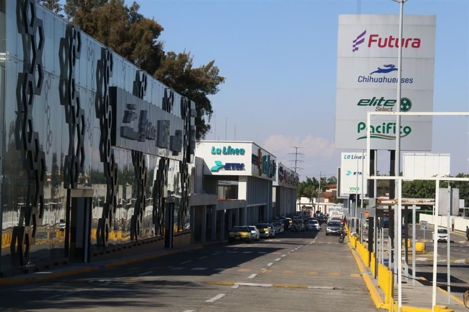 Vehículos de plataforma, taxis, autobuses y motociclistas han recibido multas por la Setran alrededor de las centrales camioneras de la ZMG.