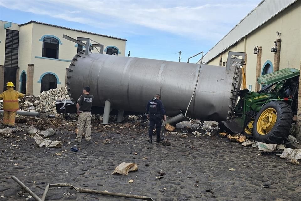 Un explosión registrada en la tequilera La Chiripa, ubicada sobre la Carretera Internacional, en Tequila, fue atendida la tarde de este sábado por policías y bomberos del Municipio.