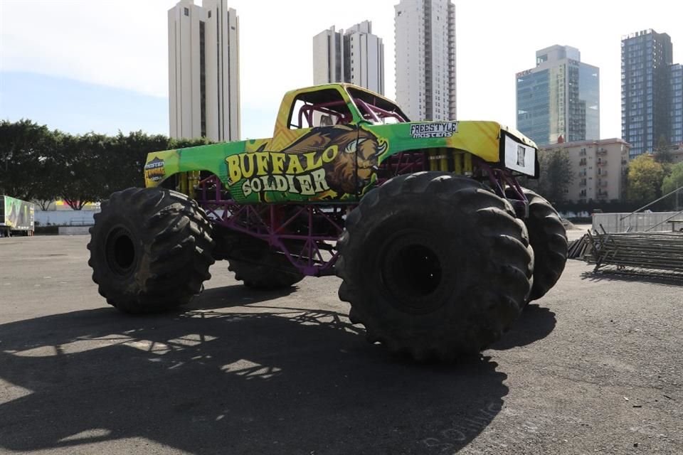 En la explanada autorizan conciertos, espectáculos, venta y exhibición de vehículos. La exhibición de monster trucks se pospuso para el próximo fin de semana.