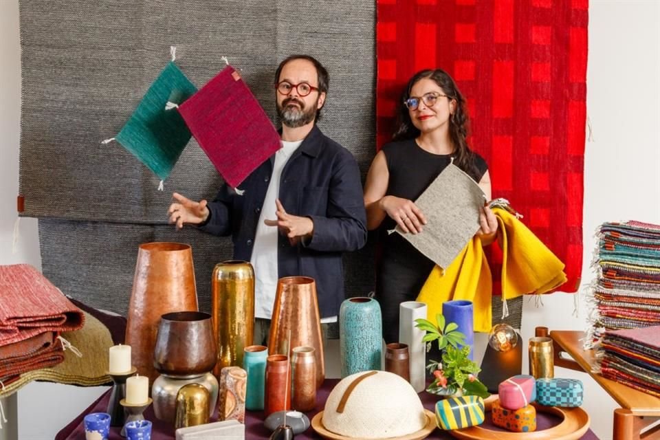 Agustín Elizalde Urzúa y Cristina López, con algunas de las piezas que fabrican en Estudio Pomelo.