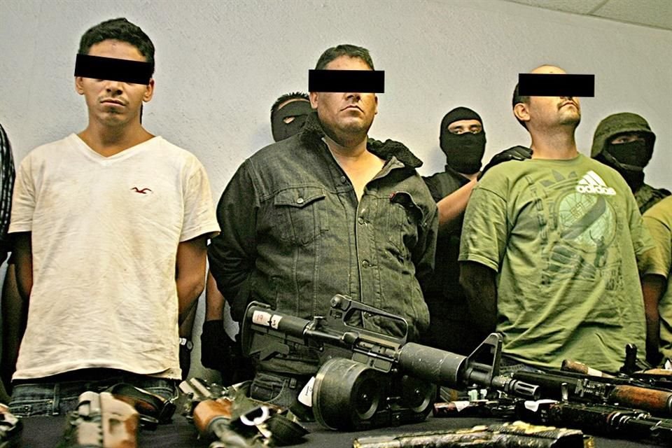 Juan Francisco Aguilar Santana (al centro) fue detenido en 2010 por posesión de armas de fuego, junto con otras ocho personas.