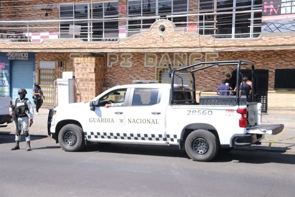 Dos hombres fueron asesinados a balazos afuera de un bar ubicado en la Colonia Nueva Santa María, en Tlaquepaque.