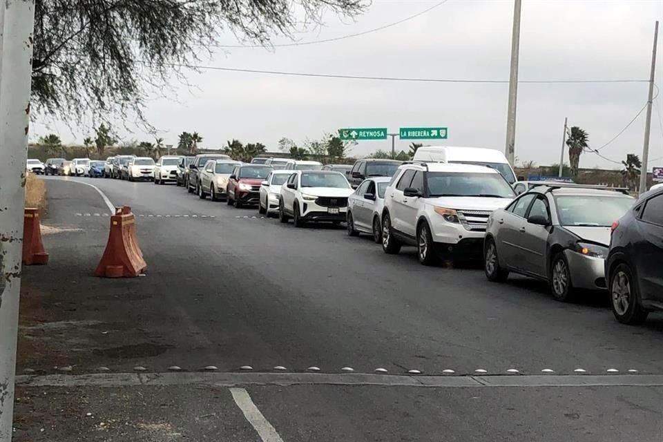 Los automovilistas que vienen de Nuevo León han tenido que esperar más de una hora para llegar a ese punto y dos horas en el puente para llegar a Texas.