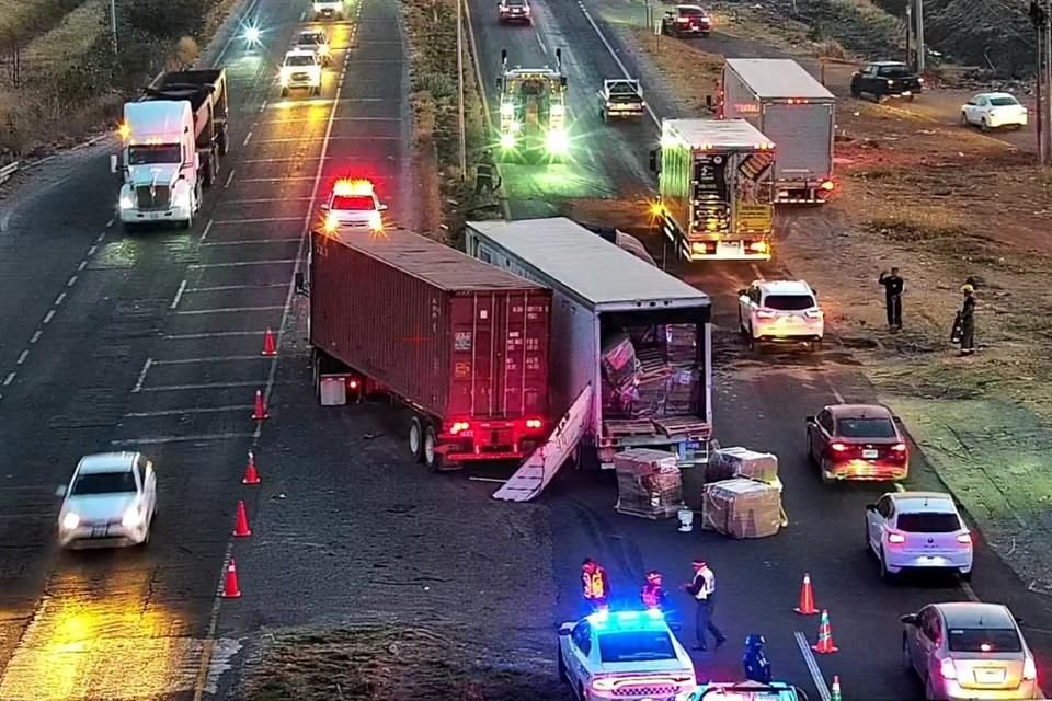 Las unidades de emergencia localizaron dos tractocamiones con caja, los cuales tenían huellas de choque, y aparentemente circulaban en sentido hacia la Ciudad.