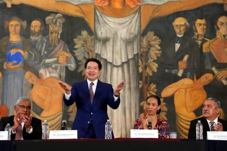 En el foro, verificado en la SEP, participaron legisladores y el líder del SNTE.