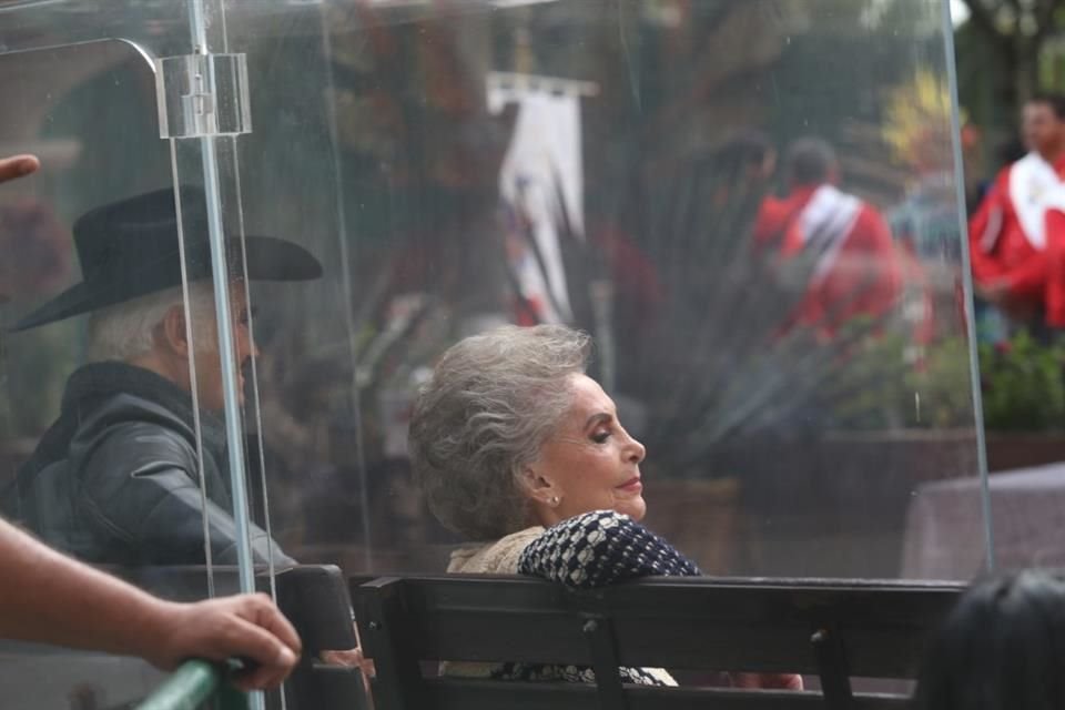 Doña 'Cuquita', junto a una estatua en honor a su difunto esposo.