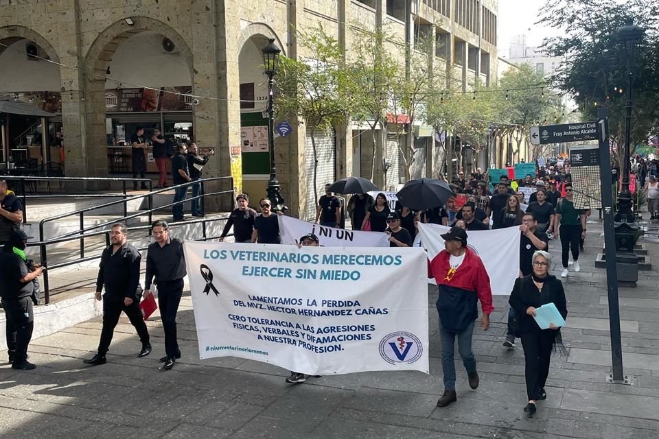 El Colegio de Médicos Veterinarios Zootecnistas en Pequeñas Especies del Estado de Jalisco (COMVEPEJ), así como profesionistas y estudiantes, se manifestaron para exigir la protección de sus derechos.