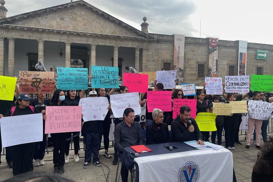 El Colegio de Médicos Veterinarios Zootecnistas en Pequeñas Especies del Estado de Jalisco (COMVEPEJ), así como profesionistas y estudiantes, se manifestaron para exigir la protección de sus derechos.