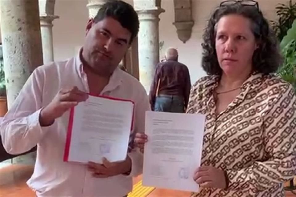 Roberto Guijarro y la regidora de Acatlán de Juárez, Susana Chávez, demandaron salida de Miguel de la Rosa como coordinador de bancada morenista.