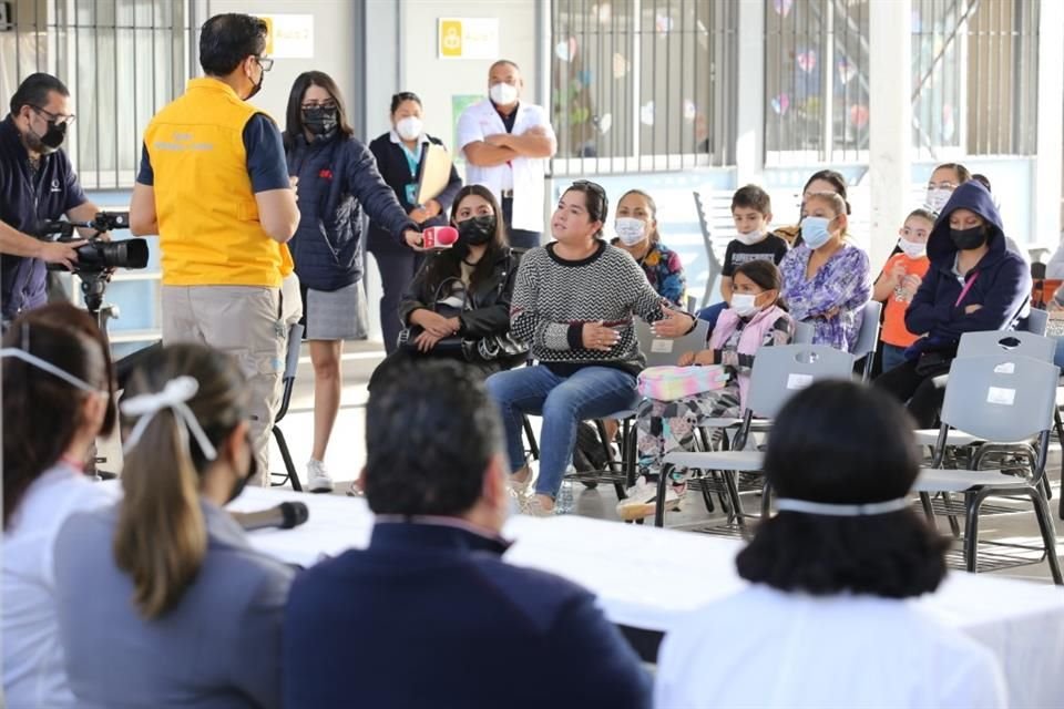 Las autoridades acudieron al plantel para emitir recomendaciones a las madres y los padres de familia, así como para brindar charlas preventivas a las y los alumnos.