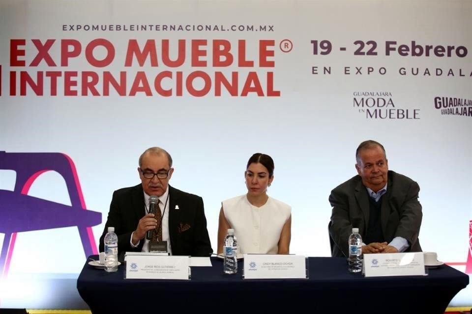 Jorge Ríos, presidente de AFAMJAL-; Cindy Blanco, Secretaria de Desarrollo Económico;  y Roberto Cornejo, coordinador del consejo organizador de exposiciones de AMFAJAL.