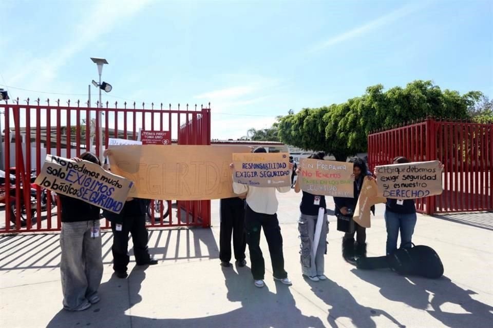 Alumnos optaron por desarrollar estrategias de cuidado, como caminar en grupos a la parada del camión y pegar carteles con información útil para cuidarse.