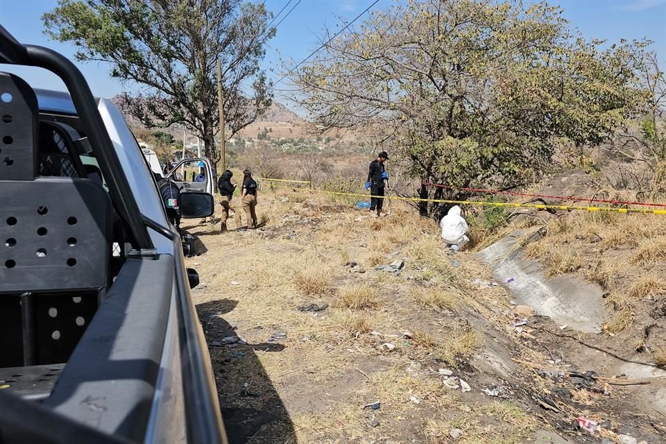 El cadáver de una mujer en avanzado estado de descomposición fue localizado a unos metros de la Carretera a Saltillo, en Zapopan.