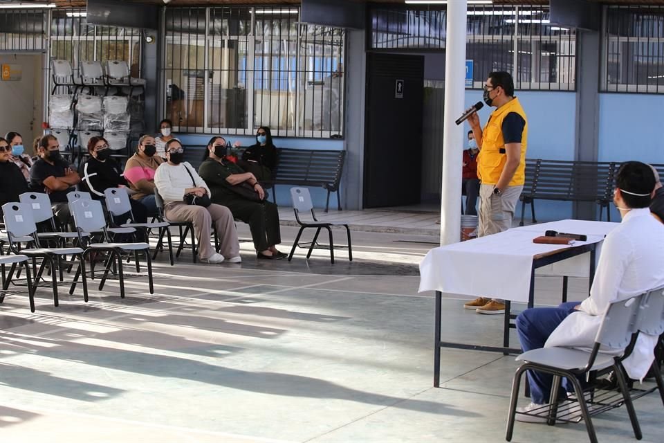 Autoridades de Salud y padres de familia acudieron ayer, con cubrebocas, a una reunión informativa en la escuela.