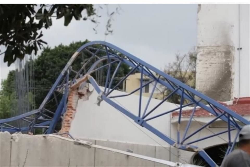 Una grúa que se usa para subir material se desplomó en una construcción de la Colonia Jardines del Bosque, en Guadalajara.