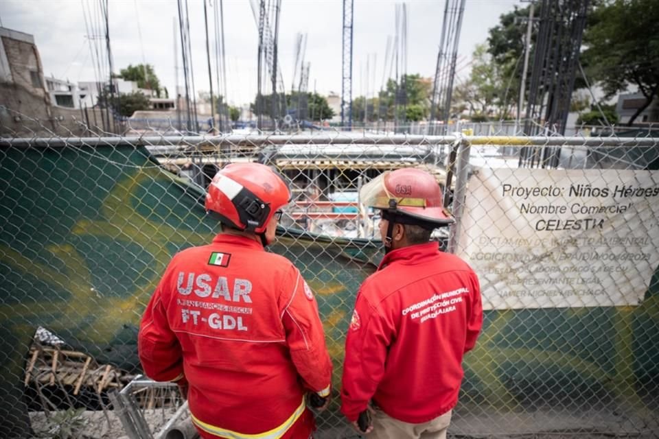 Una grúa que se usa para subir material se desplomó en una construcción de la Colonia Jardines del Bosque, en Guadalajara.