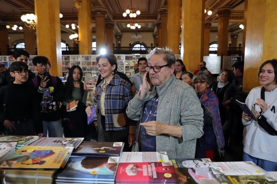 Violeta Abreu, titular de Correos de México, y Paco Ignacio Taibo II, director del Fondo de Cultura Económica (FCE), inauguraron este jueves el Tendido de Libros en el Palacio Postal.