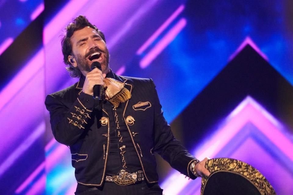 Alejandro Fernández cantó en la gala 'Un Millón de Primaveras', 'La Ley del Monte' y 'Estos Celos'.