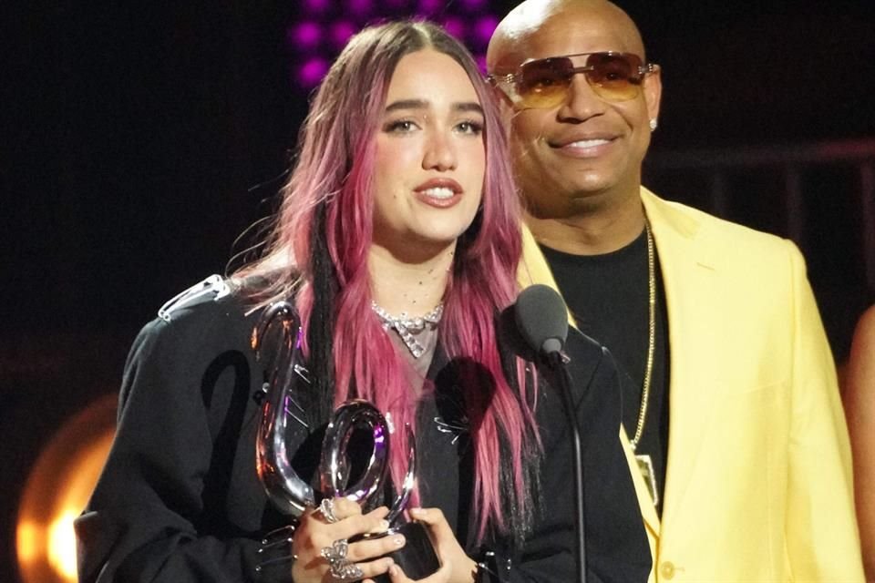 Ela Taubert recibiendo su premio como Artista Revelación Del Año Femenino - Pop-Rock/Urbano.